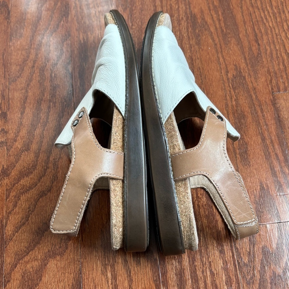 Brioso Asante Off-White and Brown Leather Sandals, Size 7 - Picture 5 of 9